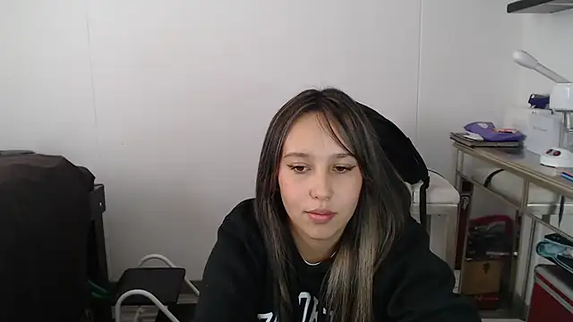 Skarlet Adams28 online show from 6, 3, 2025