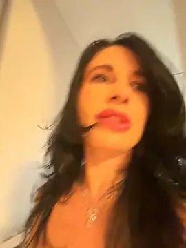 Snapshot of MichelleCara chatting on 4, 12, 2025 MichelleCara online show from 4, 12, 2025