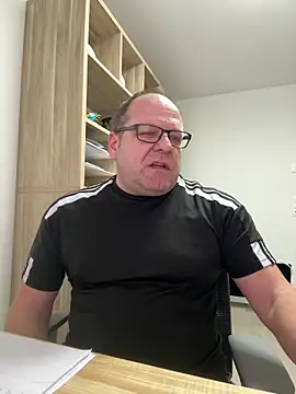 coupleLatinaLovers online show from 19, 1, 2026