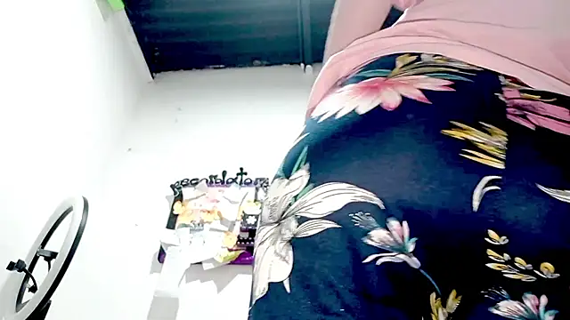 PetiteIvoryQueen19 online show from 3, 10, 2025