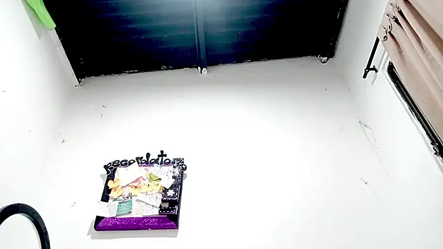 PetiteIvoryQueen19 online show from 3, 12, 2025