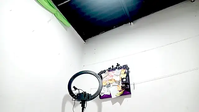 PetiteIvoryQueen19 online show from 21, 9, 2025