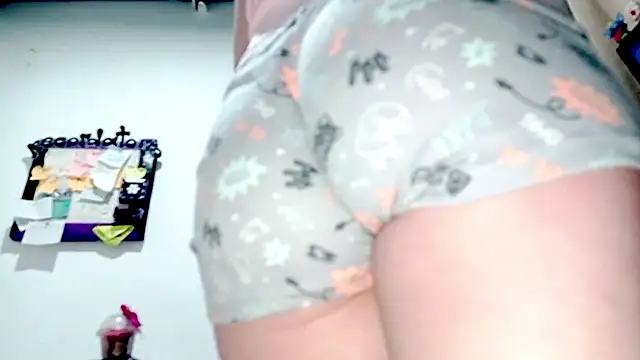 PetiteIvoryQueen19 online show from 25, 10, 2025