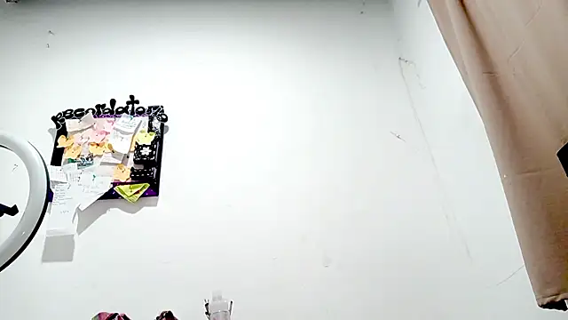 PetiteIvoryQueen19 online show from 16, 10, 2025