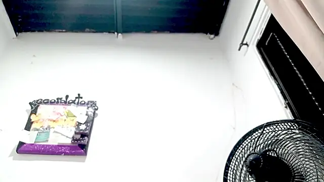 PetiteIvoryQueen19 online show from 18, 11, 2025