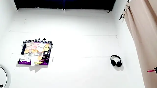 PetiteIvoryQueen19 online show from 23, 9, 2025