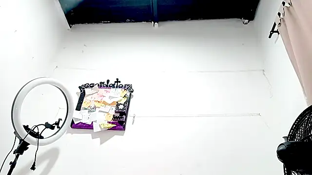 PetiteIvoryQueen19 online show from 13, 9, 2025