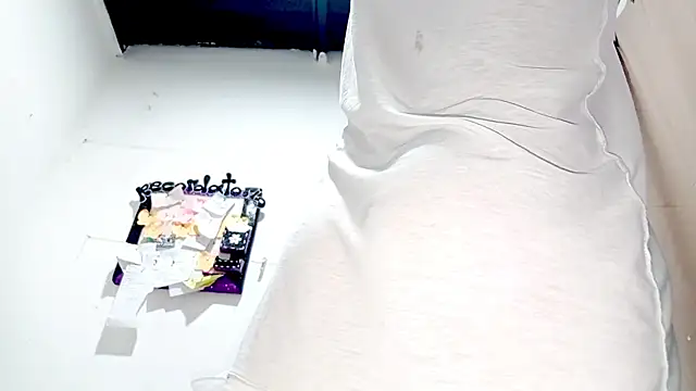 PetiteIvoryQueen19 online show from 1, 10, 2025