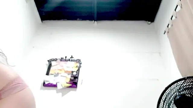 PetiteIvoryQueen19 online show from 16, 9, 2025