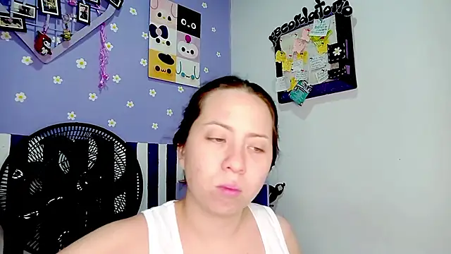 Snapshot of PetiteIvoryQueen19 chatting on 7, 6, 2026 PetiteIvoryQueen19 online show from 7, 6, 2026