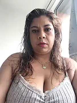 Snapshot of Laura-Hernandez chatting on 8, 7, 2026 Laura-Hernandez online show from 8, 7, 2026