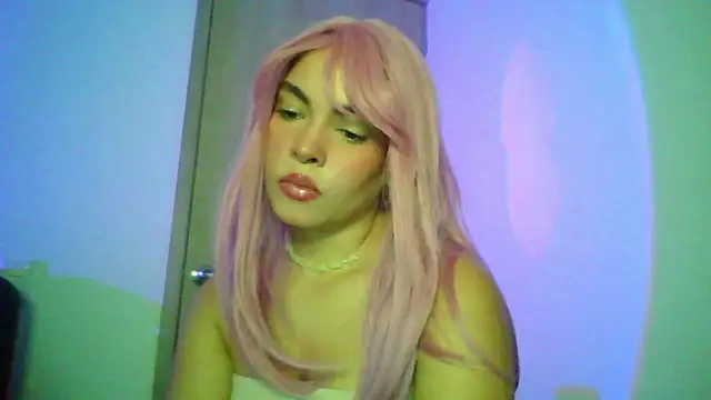 Snapshot of Kiri_Cutee chatting on 3, 10, 2025 Kiri Cutee online show from 3, 10, 2025