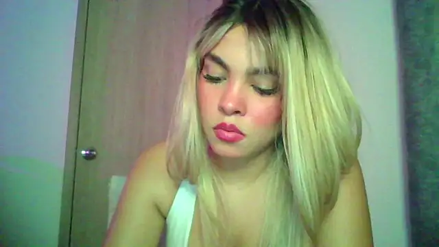 Snapshot of Kiri_Cutee chatting on 11, 11, 2025 Kiri Cutee online show from 11, 11, 2025