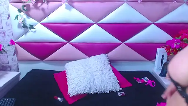 SalmaSantos online show from 8, 3, 2025