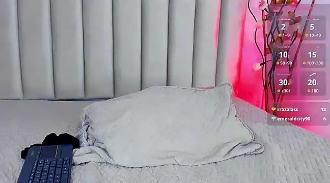 Snapshot of franchescamm chatting on 13, 2, 2025 franchescamm online show from 13, 2, 2025