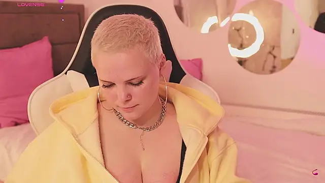 Snapshot of LikaBerry1 chatting on 25, 2, 2026 LikaBerry1 online show from 25, 2, 2026