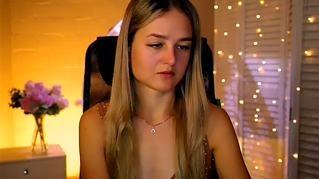 DeboraLarson online show from 13, 11, 2025