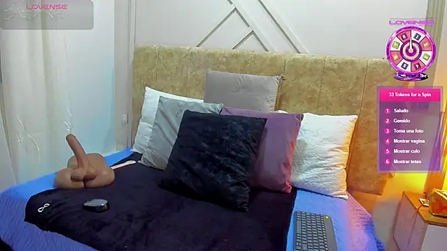 ashley  foxx  online show from 17, 12, 2025