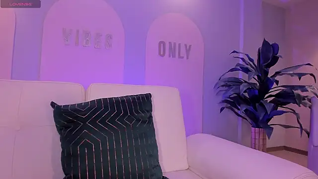 StacyWoods online show from 11, 4, 2026