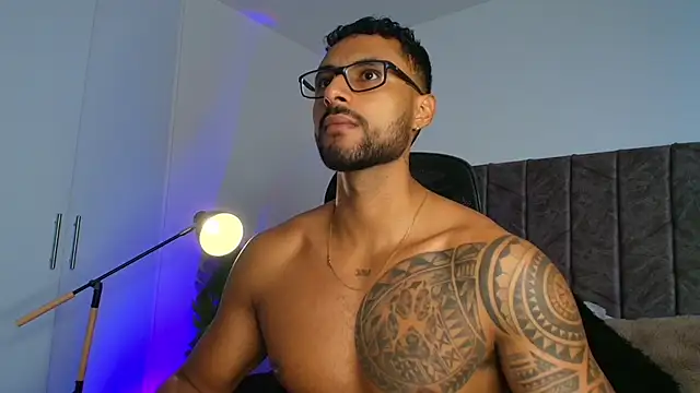 LiamGarcia1 online show from 24, 11, 2025