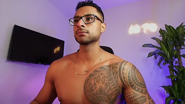 LiamGarcia1 online show from 18, 12, 2025