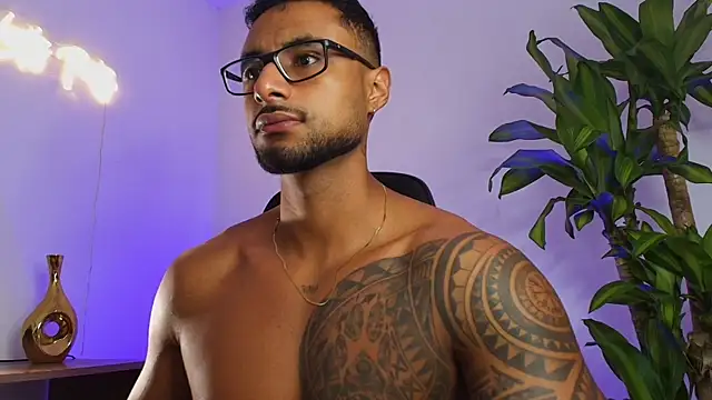 LiamGarcia1 online show from 17, 12, 2025