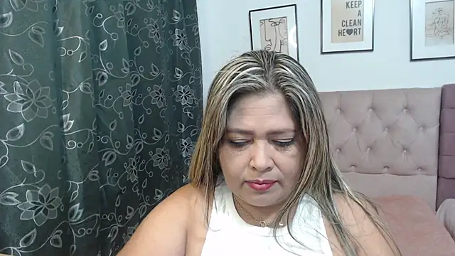 Snapshot of CANDYSWEET51 chatting on 4, 11, 2025 CANDYSWEET51 online show from 4, 11, 2025