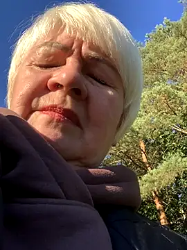 Laura Millf online show from 29, 9, 2025