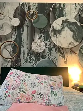 Laura Millf online show from 25, 11, 2025