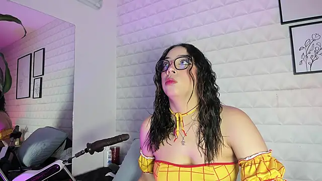 Snapshot of Lizzie-Evans chatting on 3, 6, 2026 Lizzie-Evans online show from 3, 6, 2026