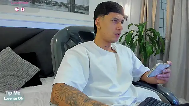 Snapshot of Damian23__ chatting on 13, 2, 2026 Damian23 online show from 13, 2, 2026