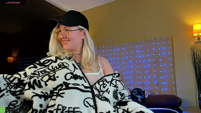 Snapshot of Debbie_Taylor chatting on 18, 4, 2026 Debbie Taylor online show from 18, 4, 2026