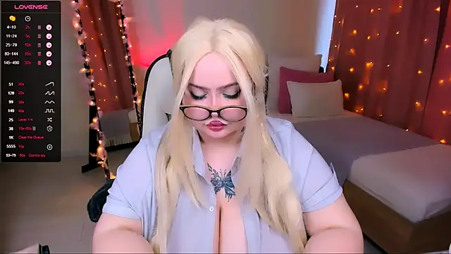 Snapshot of love_insidee chatting on 2, 3, 2025 love insidee online show from 2, 3, 2025