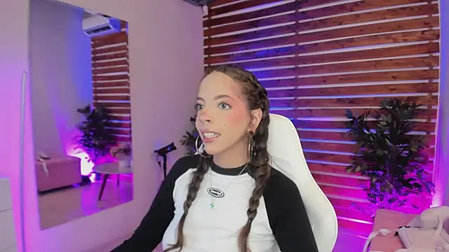 Sapphire Venuss online show from 25, 2, 2026