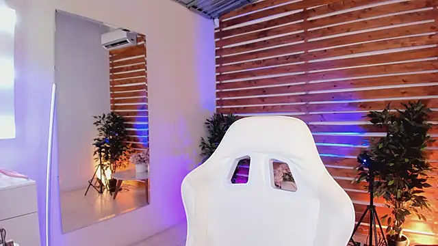 Sapphire Venuss online show from 18, 4, 2026