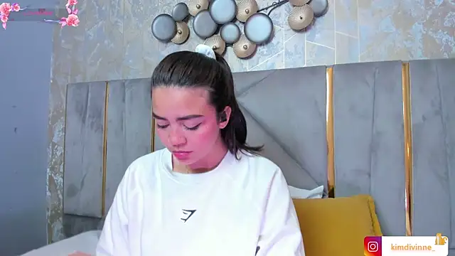 Snapshot of KimDevinne chatting on 19, 11, 2025 KimDevinne online show from 19, 11, 2025