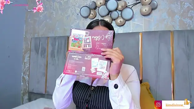 Snapshot of KimDevinne chatting on 11, 10, 2025 KimDevinne online show from 11, 10, 2025