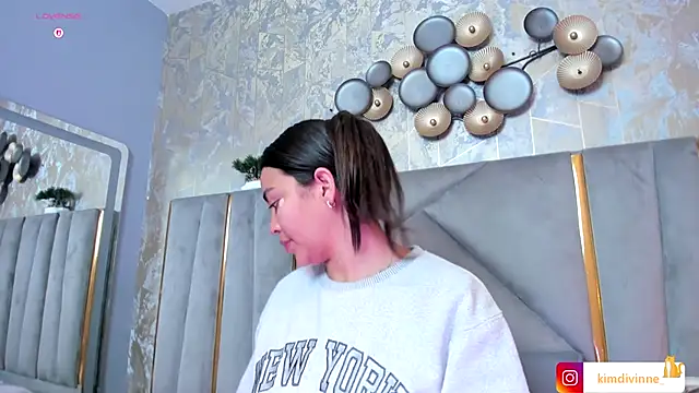 Snapshot of KimDevinne chatting on 4, 10, 2025 KimDevinne online show from 4, 10, 2025