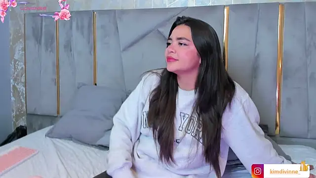 Snapshot of KimDevinne chatting on 17, 10, 2025 KimDevinne online show from 17, 10, 2025