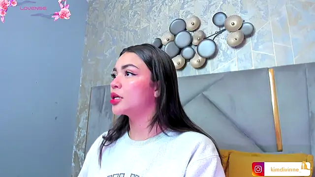 Snapshot of KimDevinne chatting on 5, 11, 2025 KimDevinne online show from 5, 11, 2025