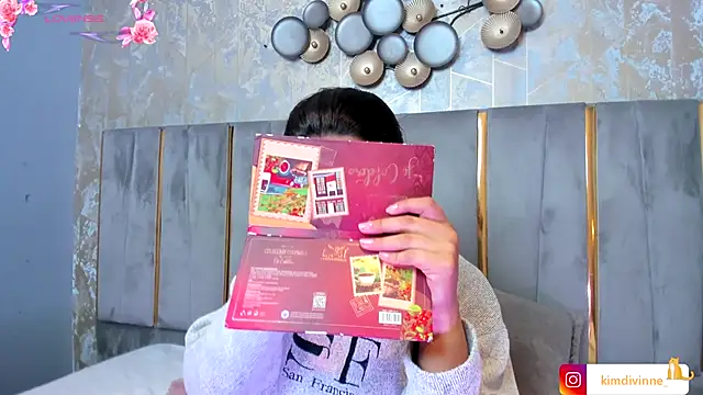 Snapshot of KimDevinne chatting on 12, 10, 2025 KimDevinne online show from 12, 10, 2025