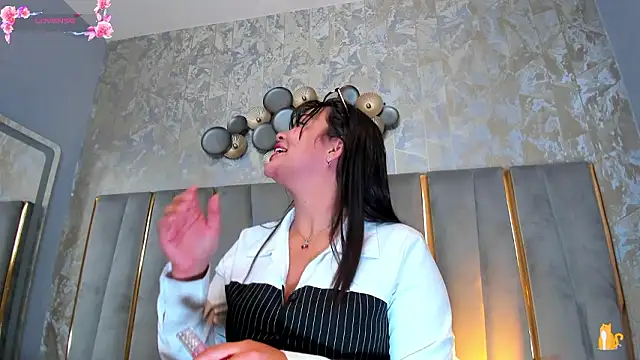 Snapshot of KimDevinne chatting on 5, 2, 2026 KimDevinne online show from 5, 2, 2026