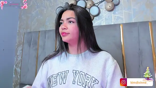 Snapshot of KimDevinne chatting on 29, 11, 2025 KimDevinne online show from 29, 11, 2025