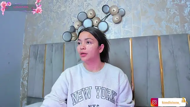 Snapshot of KimDevinne chatting on 12, 11, 2025 KimDevinne online show from 12, 11, 2025