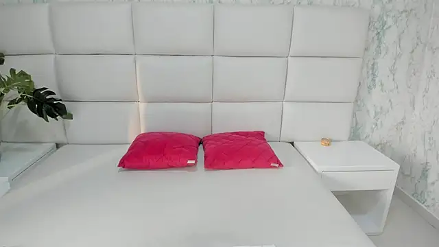 MIA  SAENZ online show from 13, 3, 2025