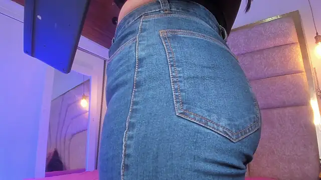 EmaJames25 online show from 10, 4, 2026