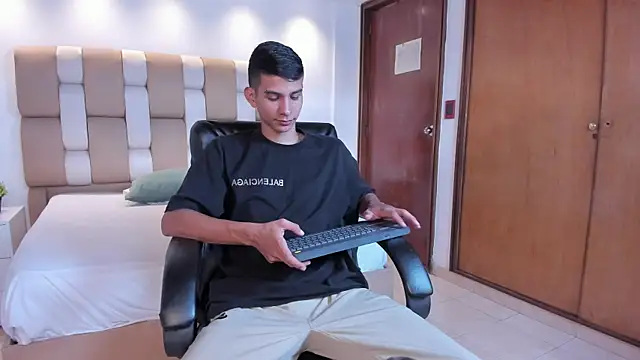 Aaron Scoot online show from 11, 4, 2026