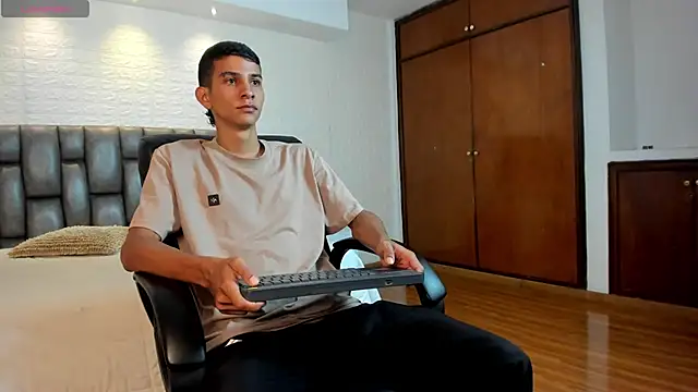 Aaron Scoot online show from 14, 4, 2026