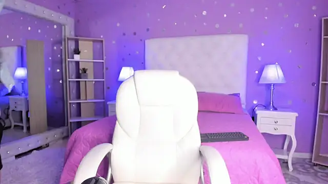 scarlette 15  online show from 2, 12, 2025