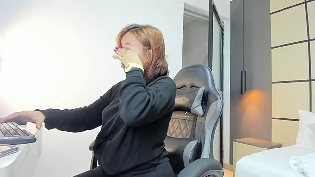 alma fenix online show from 29, 9, 2025